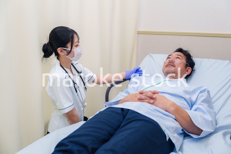 病棟で入院患者のケアをする医療従事者の女性