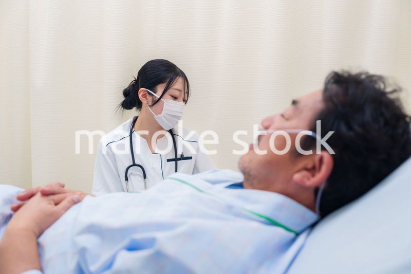 病棟で入院患者のケアをする医療従事者の女性