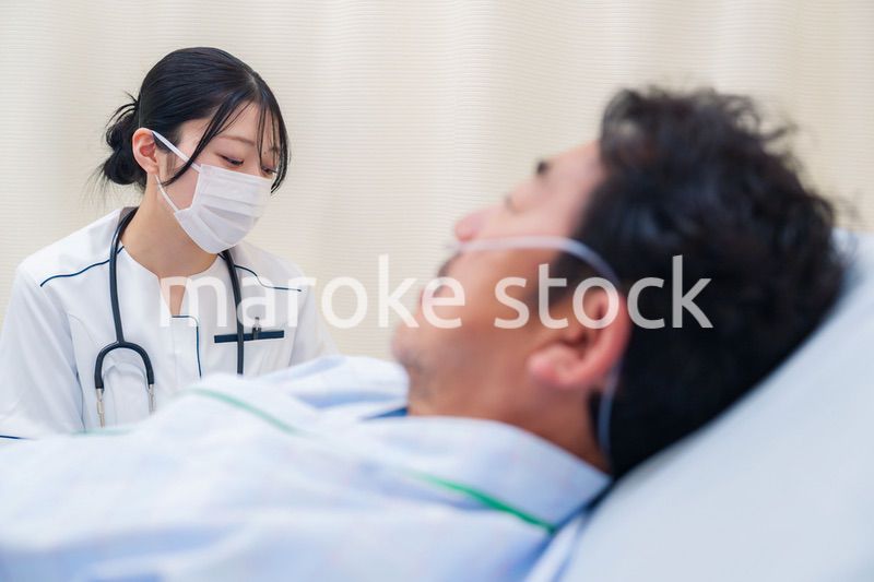 病棟で入院患者のケアをする医療従事者の女性