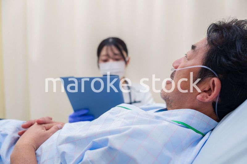 病棟で入院患者のケアをする医療従事者の女性