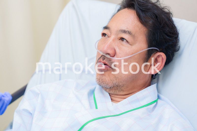 病棟で入院患者のケアをする医療従事者の女性