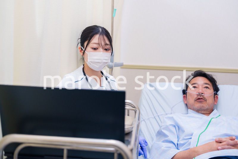 病棟で入院患者のケアをする医療従事者の女性