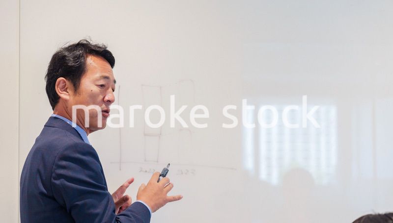 授業をする男性の教師