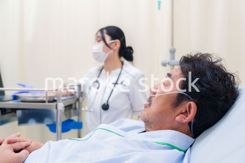 病棟で入院患者のケアをする医療従事者の女性