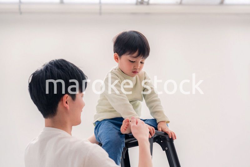 高いところに登る男の子とお父さん