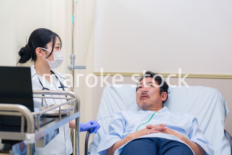 病棟で入院患者のケアをする医療従事者の女性