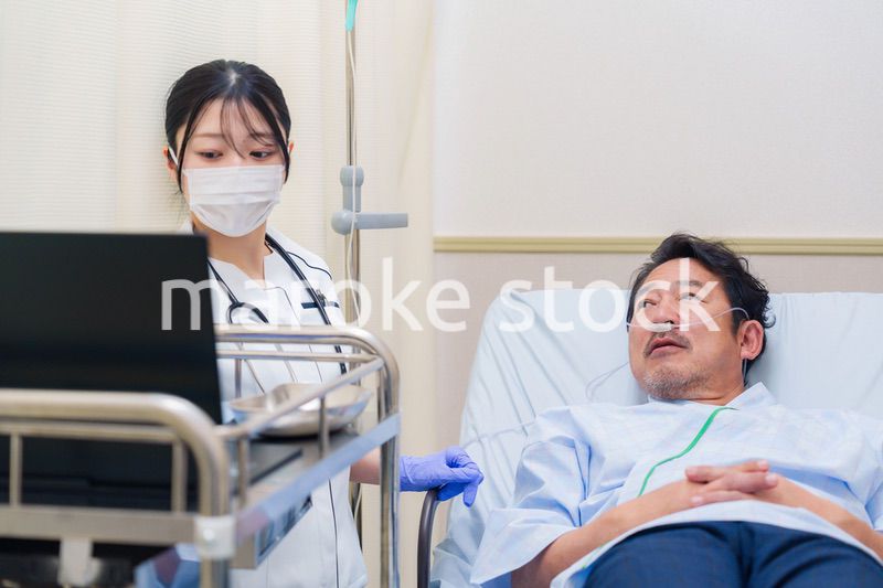 病棟で入院患者のケアをする医療従事者の女性