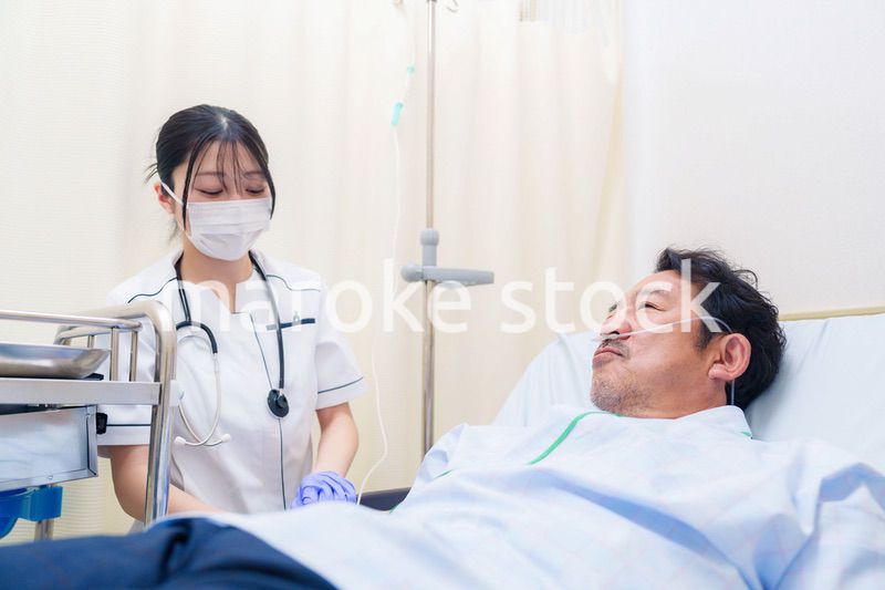 病棟で入院患者のケアをする医療従事者の女性