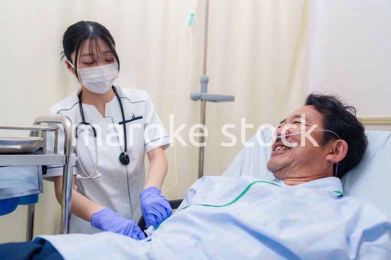 病棟で入院患者のケアをする医療従事者の女性