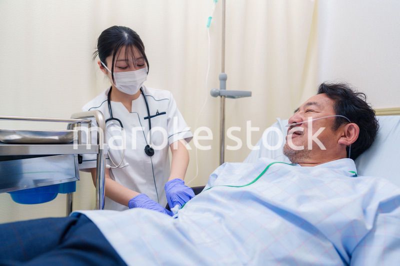 病棟で入院患者のケアをする医療従事者の女性