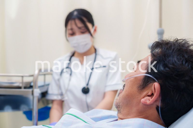 病棟で入院患者のケアをする医療従事者の女性