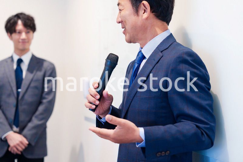 マイクを使って演説をする中年の男性