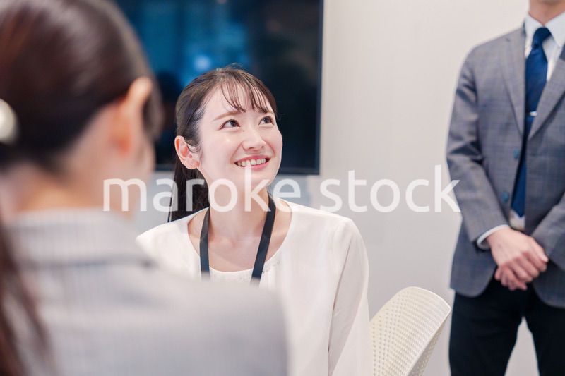 オフィスで楽しく働く若いキャリアウーマン