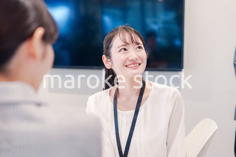 オフィスで楽しく働く若いキャリアウーマン