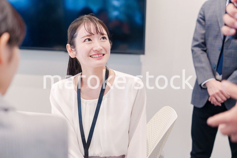 オフィスで楽しく働く若いキャリアウーマン