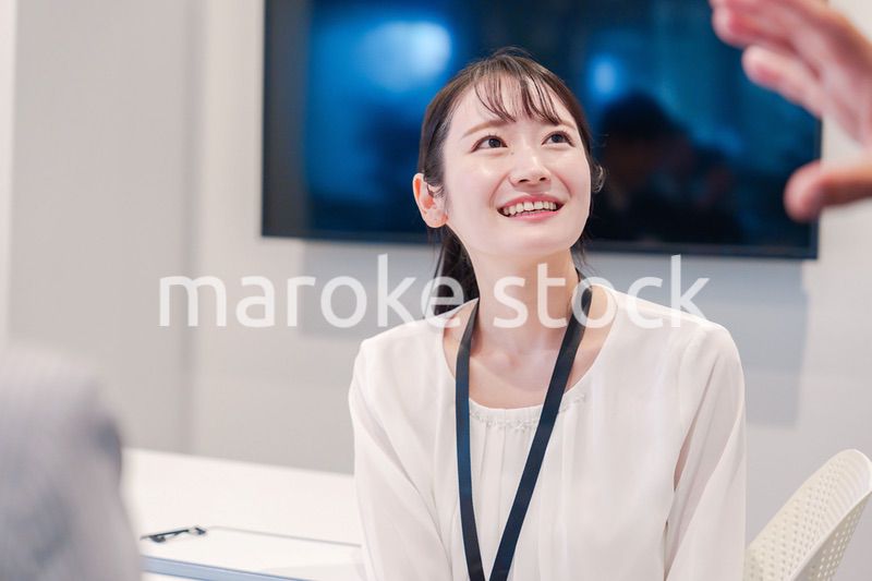 オフィスで楽しく働く若いキャリアウーマン