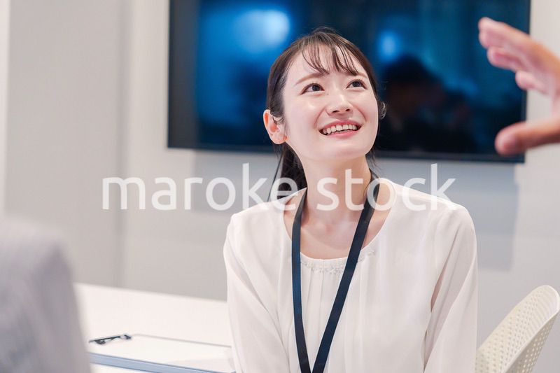 オフィスで楽しく働く若いキャリアウーマン