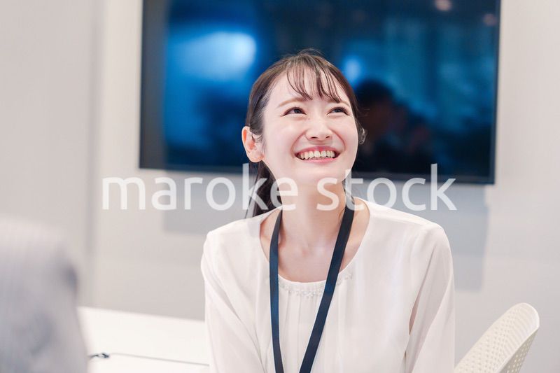 オフィスで楽しく働く若いキャリアウーマン