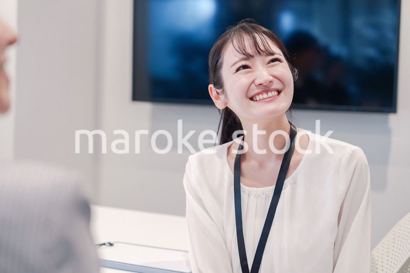 オフィスで楽しく働く若いキャリアウーマン