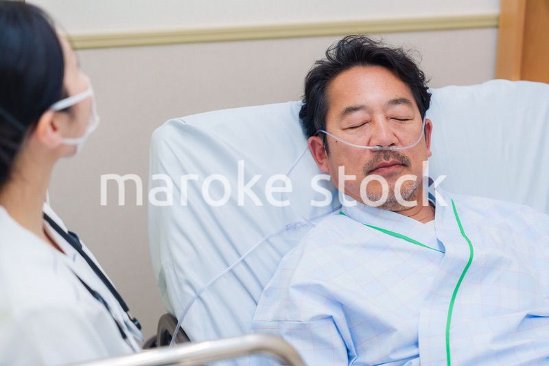 病棟で入院患者のケアをする医療従事者の女性