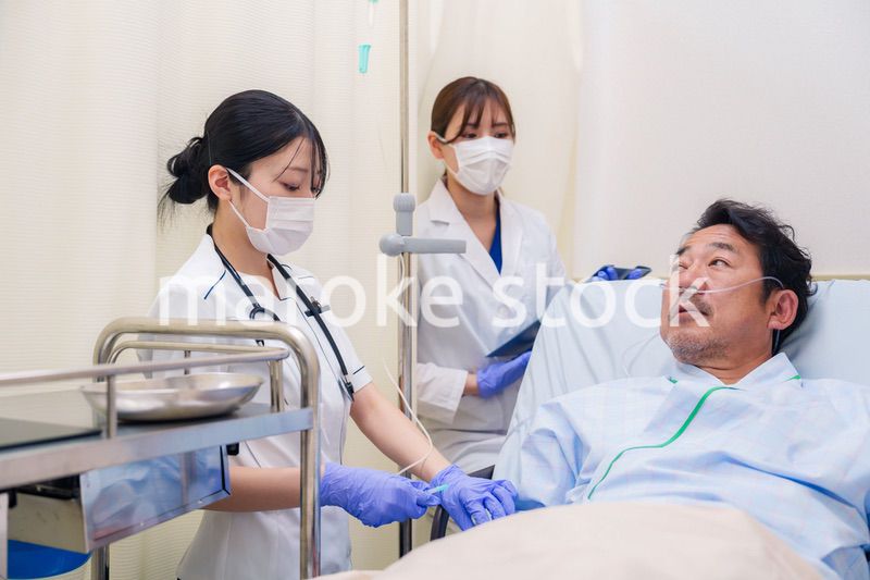 入院患者の問診をするドクターと看護師