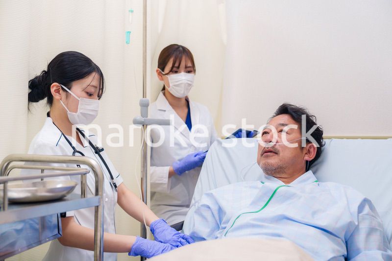 入院患者の問診をするドクターと看護師