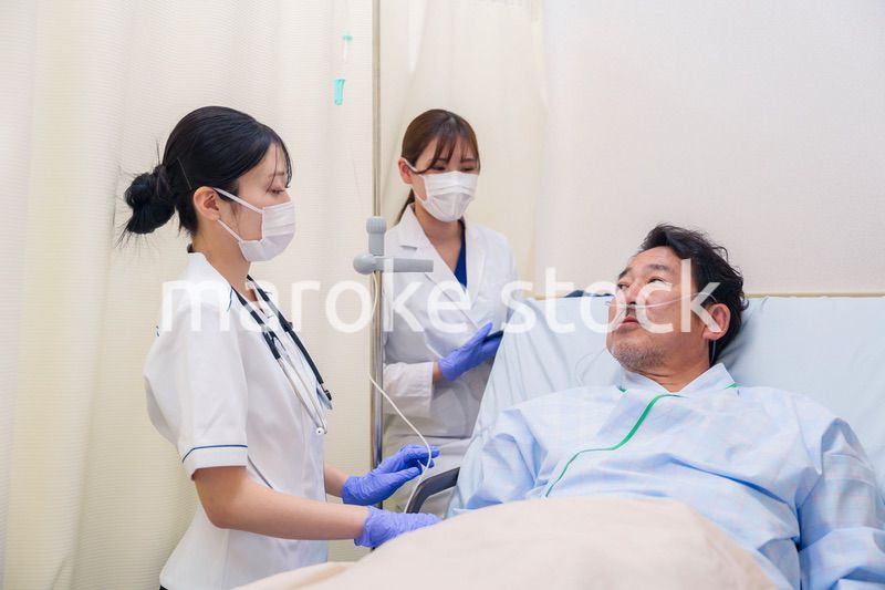 入院患者の問診をするドクターと看護師