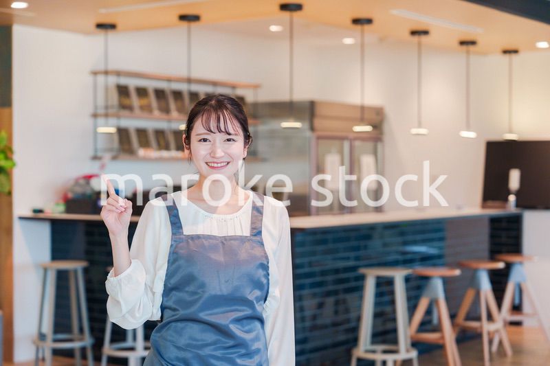 笑顔で働くカフェスタッフの女性