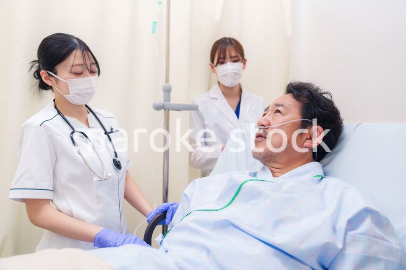 入院患者の問診をするドクターと看護師