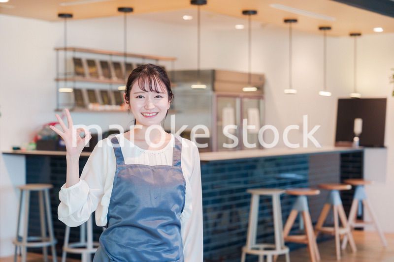 笑顔で働くカフェスタッフの女性