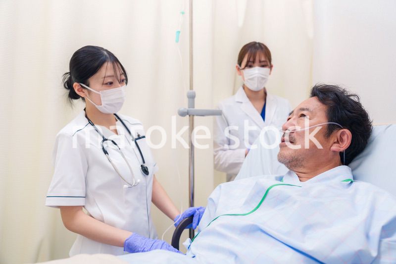 入院患者の問診をするドクターと看護師