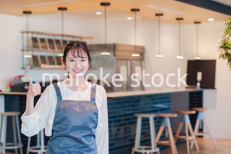 笑顔で働くカフェスタッフの女性