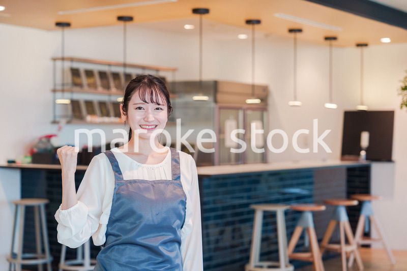 笑顔で働くカフェスタッフの女性