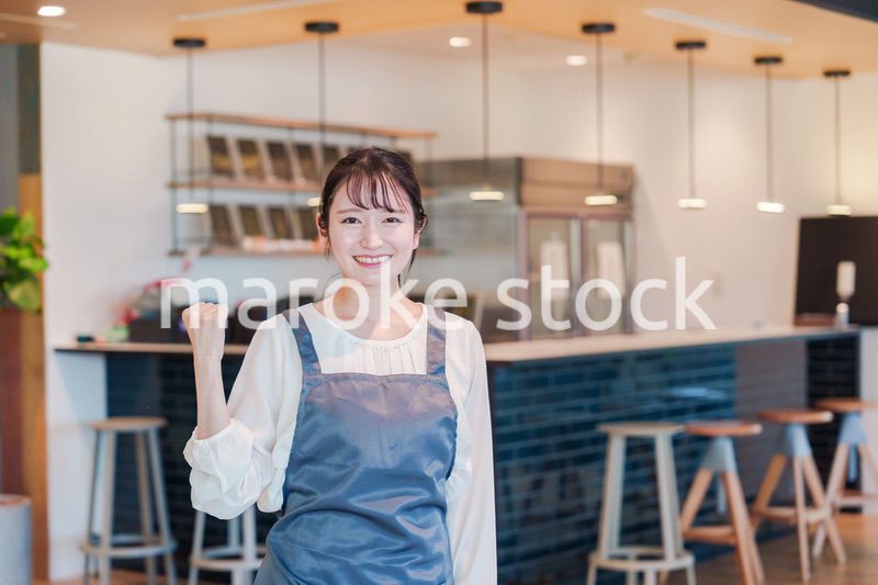 笑顔で働くカフェスタッフの女性