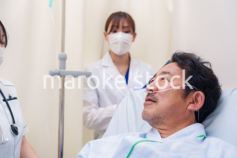 入院患者の問診をするドクターと看護師