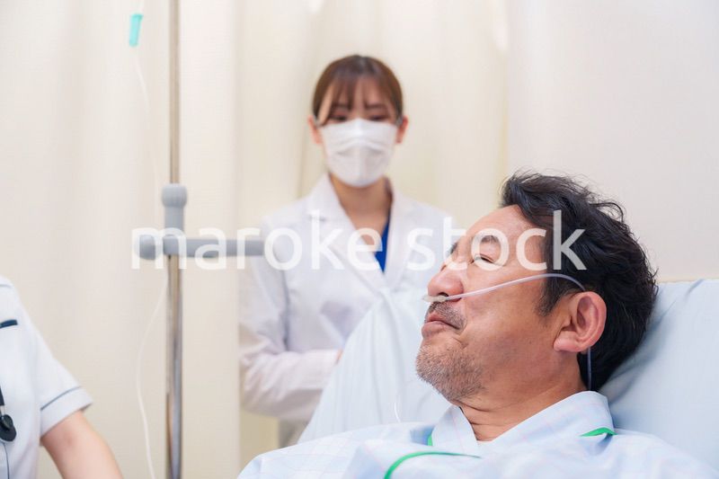 入院患者の問診をするドクターと看護師