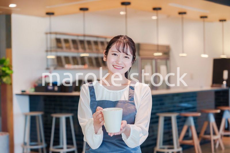 笑顔で働くカフェスタッフの女性