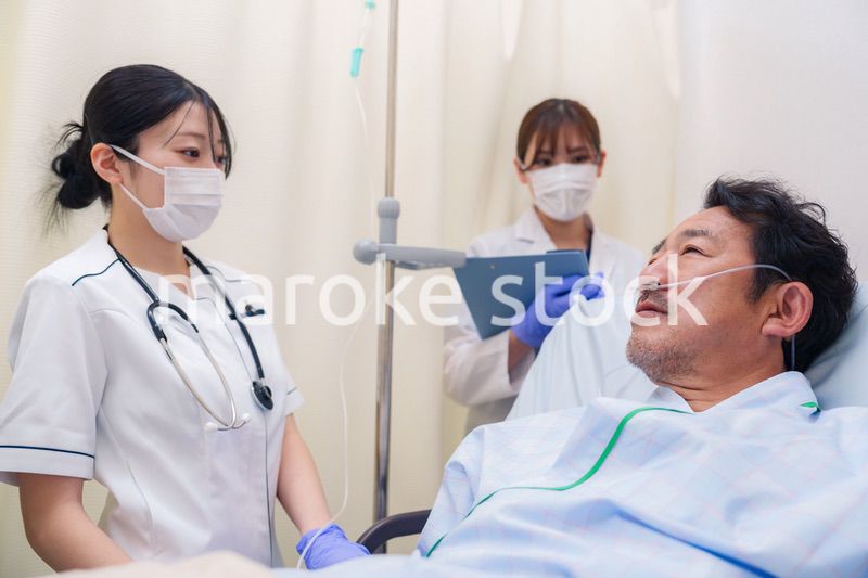 入院患者の問診をするドクターと看護師