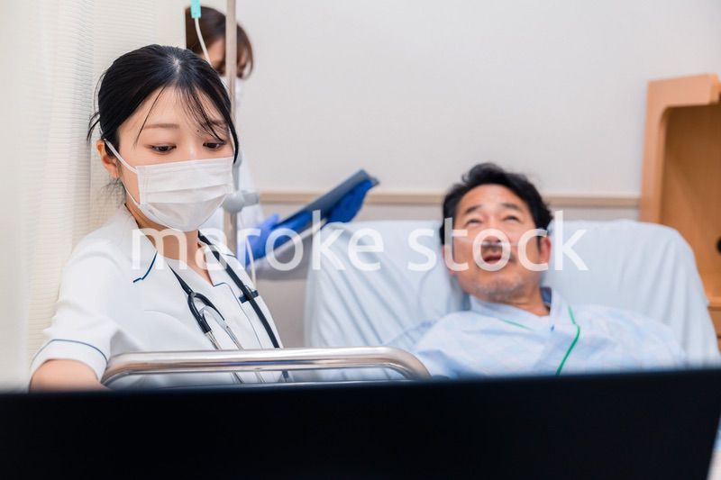 入院患者のケアをするスタッフ