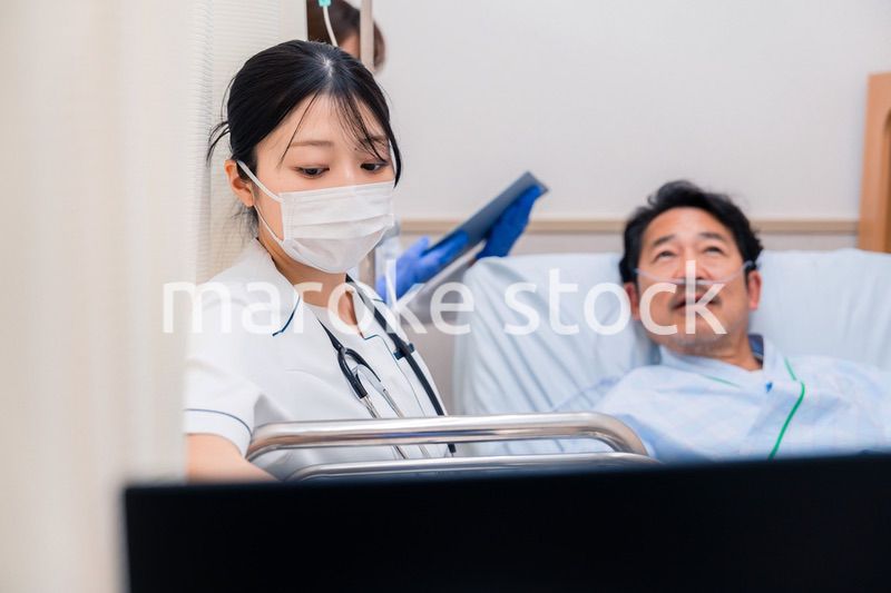 入院患者のケアをするスタッフ