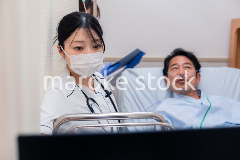 入院患者のケアをするスタッフ