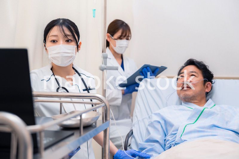 入院患者のケアをするスタッフ