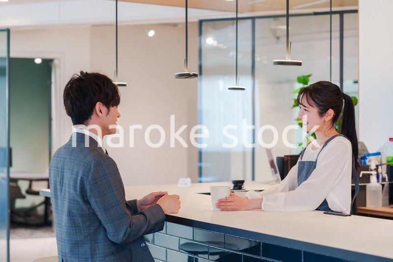 おしゃれカフェで働く女性とビジネスマン