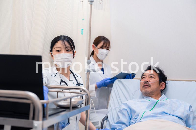 入院患者のケアをするスタッフ