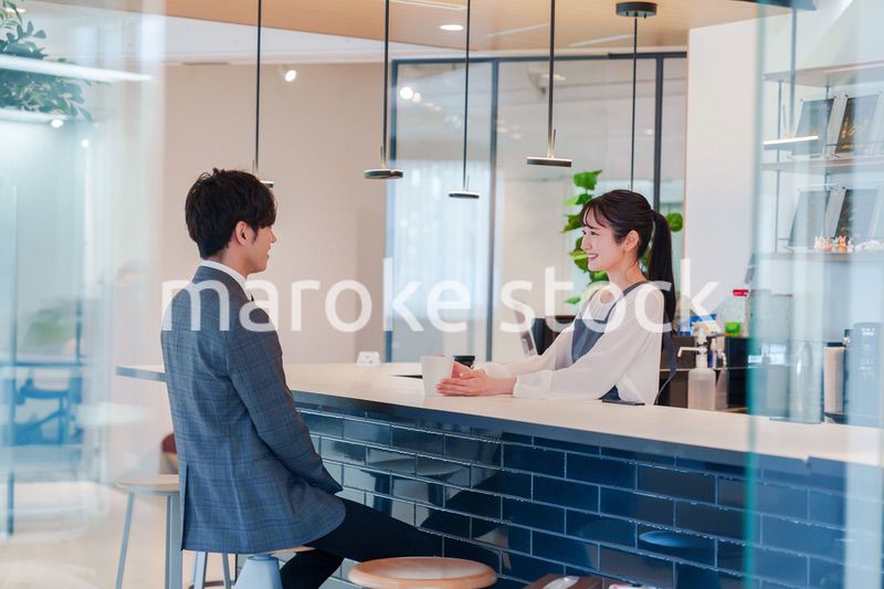 おしゃれカフェで働く女性とビジネスマン