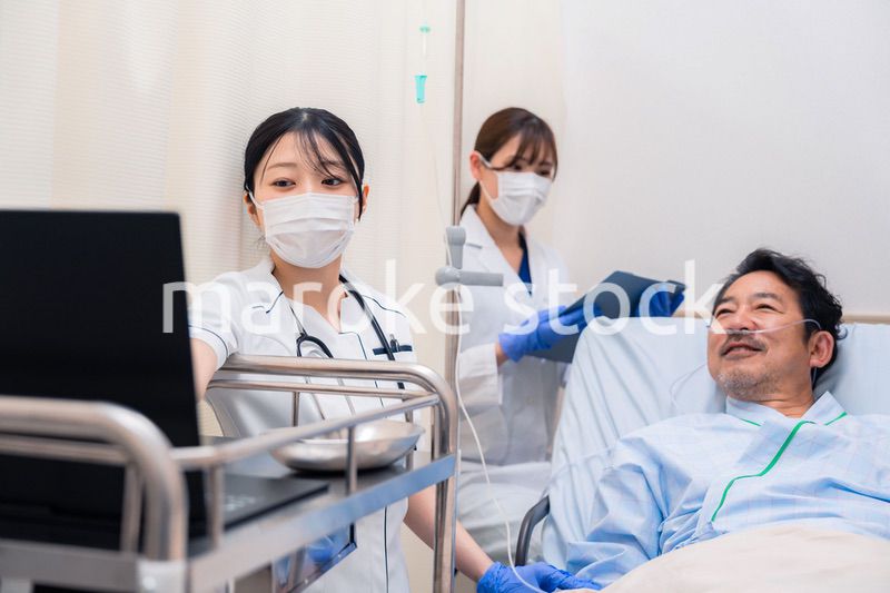 入院患者のケアをするスタッフ