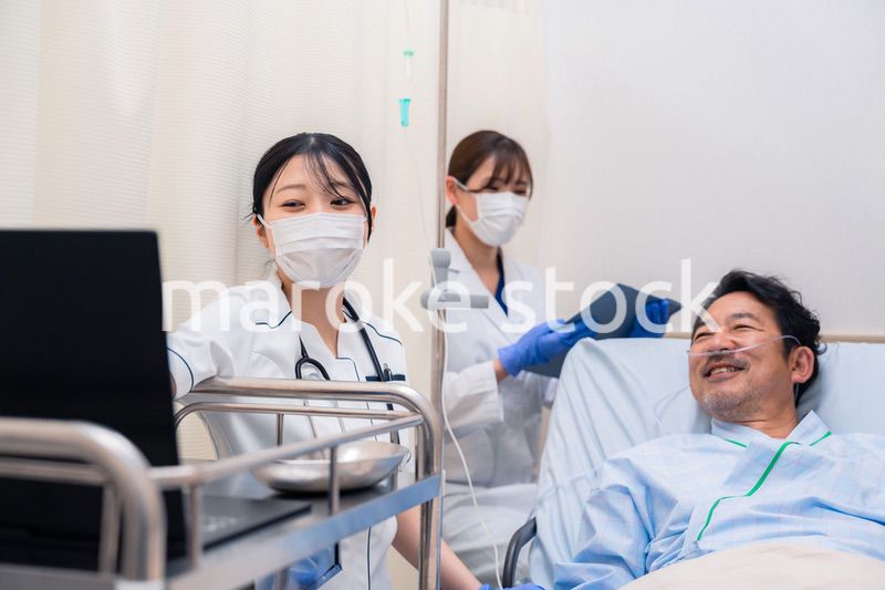 入院患者のケアをするスタッフ