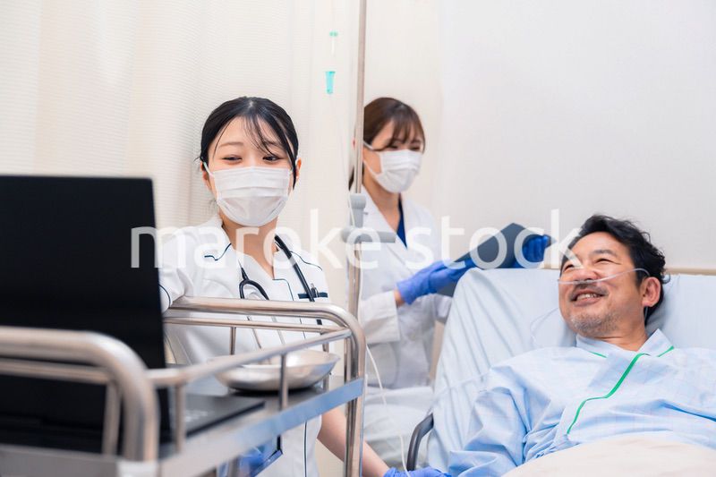 入院患者のケアをするスタッフ