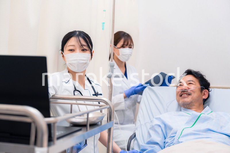 入院患者のケアをするスタッフ