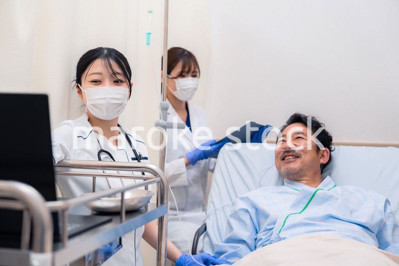 入院患者のケアをするスタッフ